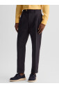 pantalon-bleu-coupe-confort-details-elegants