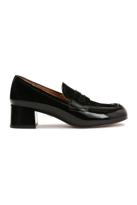 Lackerade pumps med en bred klack