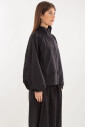 veste-en-nylon-decoupee-noire