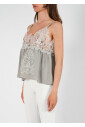 haut-en-soie-avec-dentelle-brodee-style-raffine