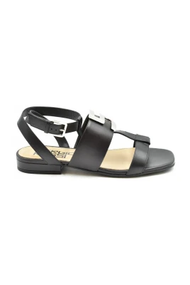 Eleganta sommarplatta sandaler