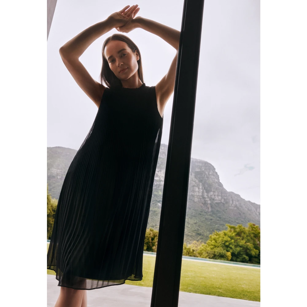 Betty & Co Mouwloze Geplooide Jurk Black Dames