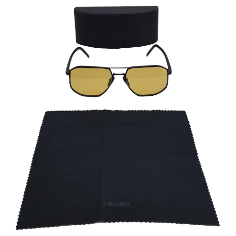 Prada Vintage Pre-owned Metal sunglasses Black Heren
