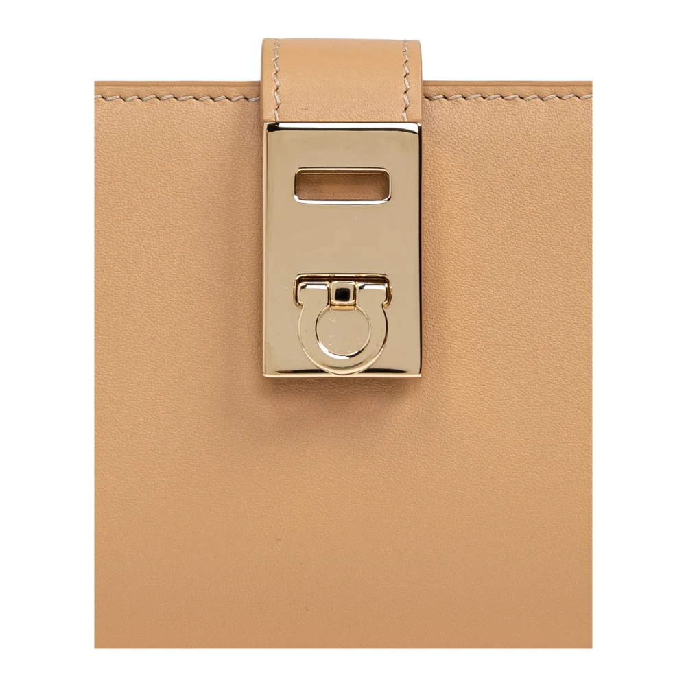 Salvatore Ferragamo Leren portemonnee Beige Dames