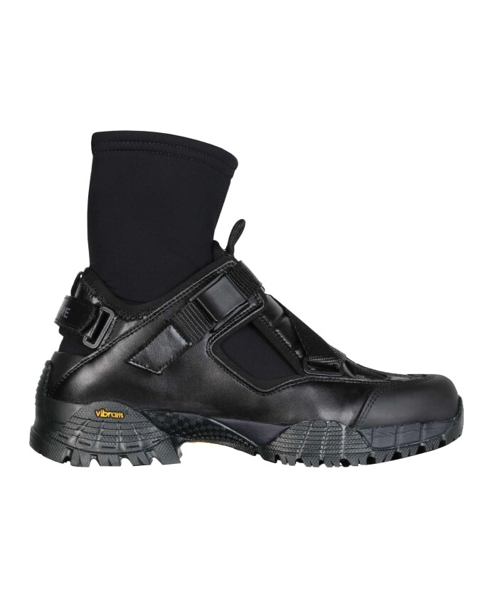 vegan-zwarte-leren-cross-strap-laarzen