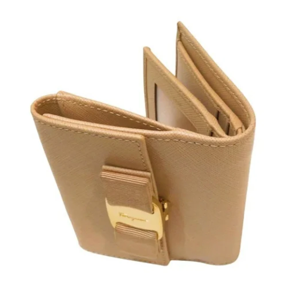 Salvatore Ferragamo Pre-owned Leather wallets Beige Dames