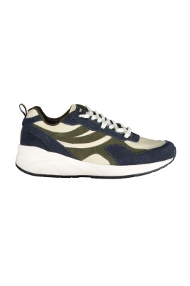sneakers-bleues-a-contraste-pour-affirmer-son-style