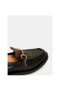 mocassin-en-cuir-noir-avec-fermoir-dore