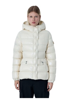 veste-matelassee-a-capuche-avec-motif-logo