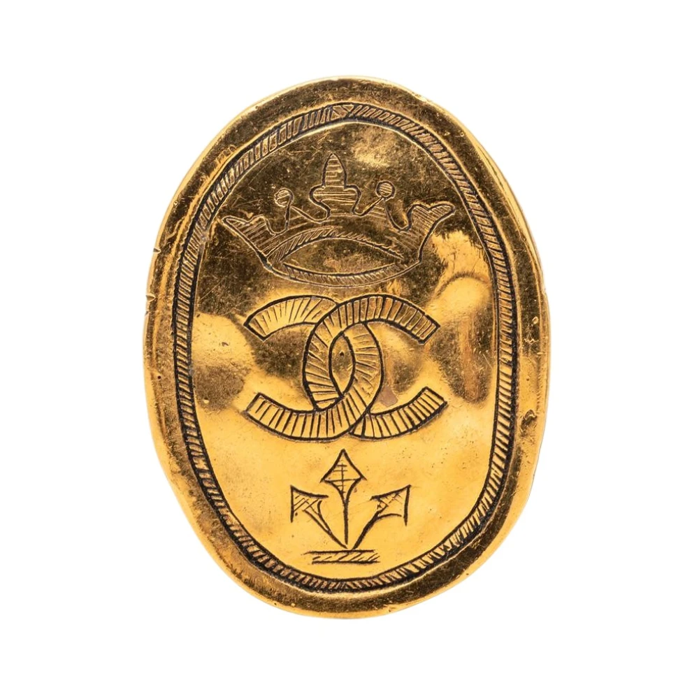 Chanel Vintage Women's Yellow Pre-Owned Oval Pendant