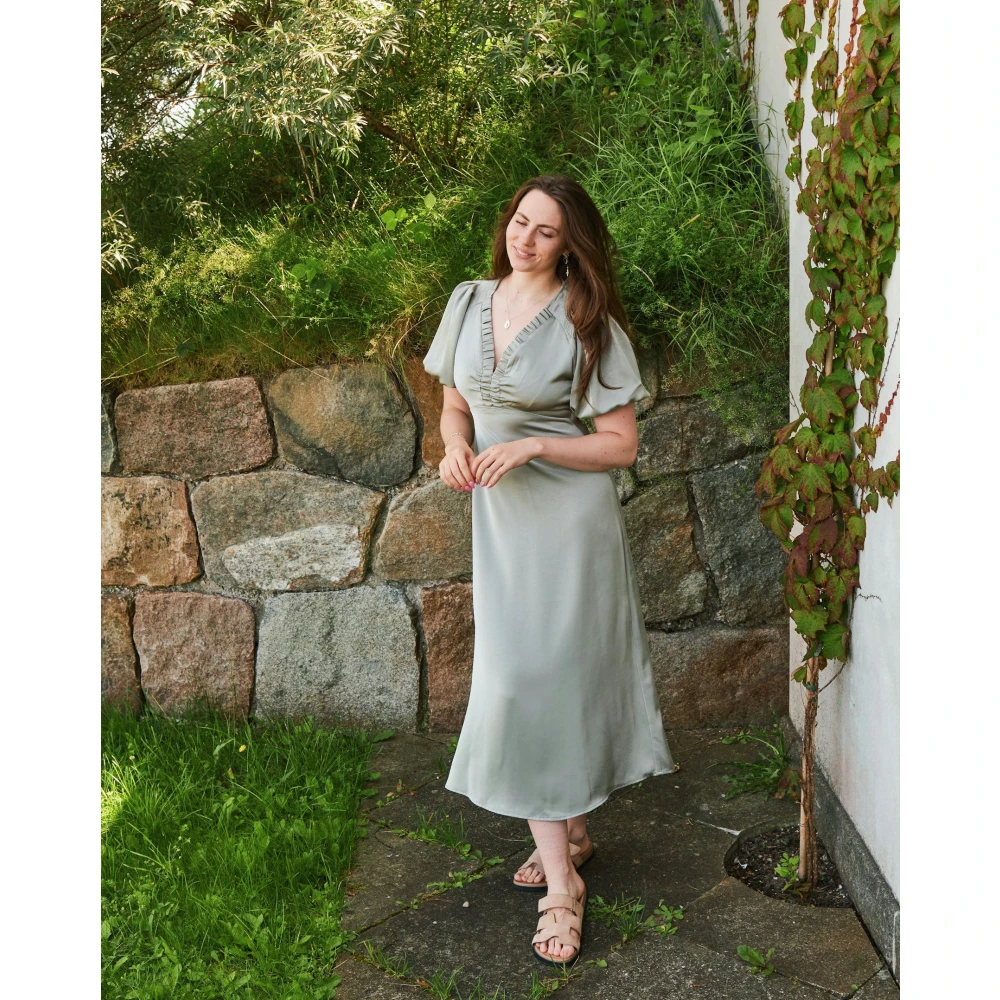 NEO NOIR Maxi Sateen V-Hals Jurk Green Dames