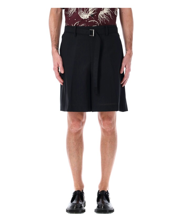 zwarte-geplooide-shorts-verhoog-garderobe-stijl