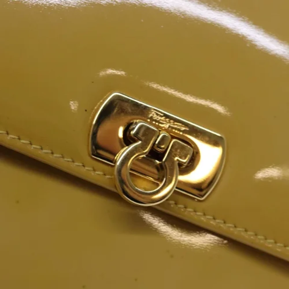Salvatore Ferragamo Pre-owned Coated canvas handbags Yellow Dames