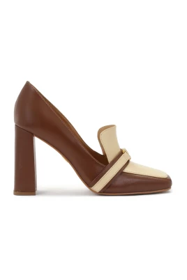 Brun och beige pumps på en stolpe