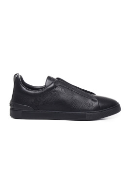 black-sneakers-with-elastic-bands