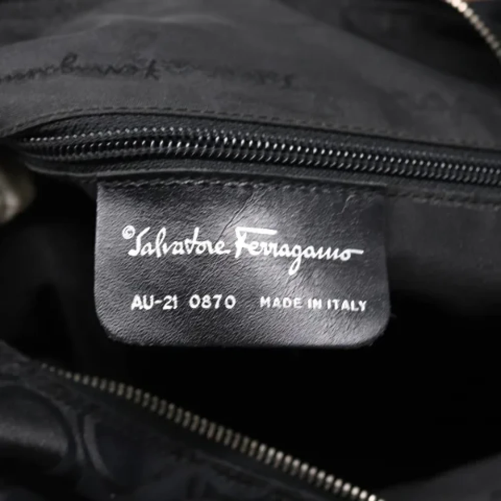 Salvatore Ferragamo Pre-owned Nylon shoulder-bags Black Dames