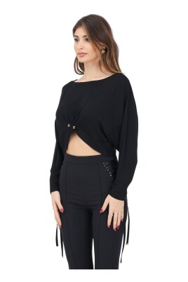 pull-noir-avec-detail-piercing