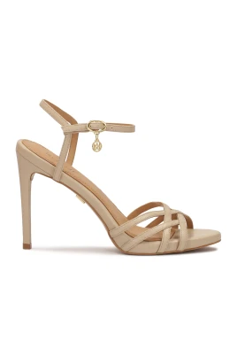 Klassiska beige klack sandaler.Denna produkt är liten i storleken.