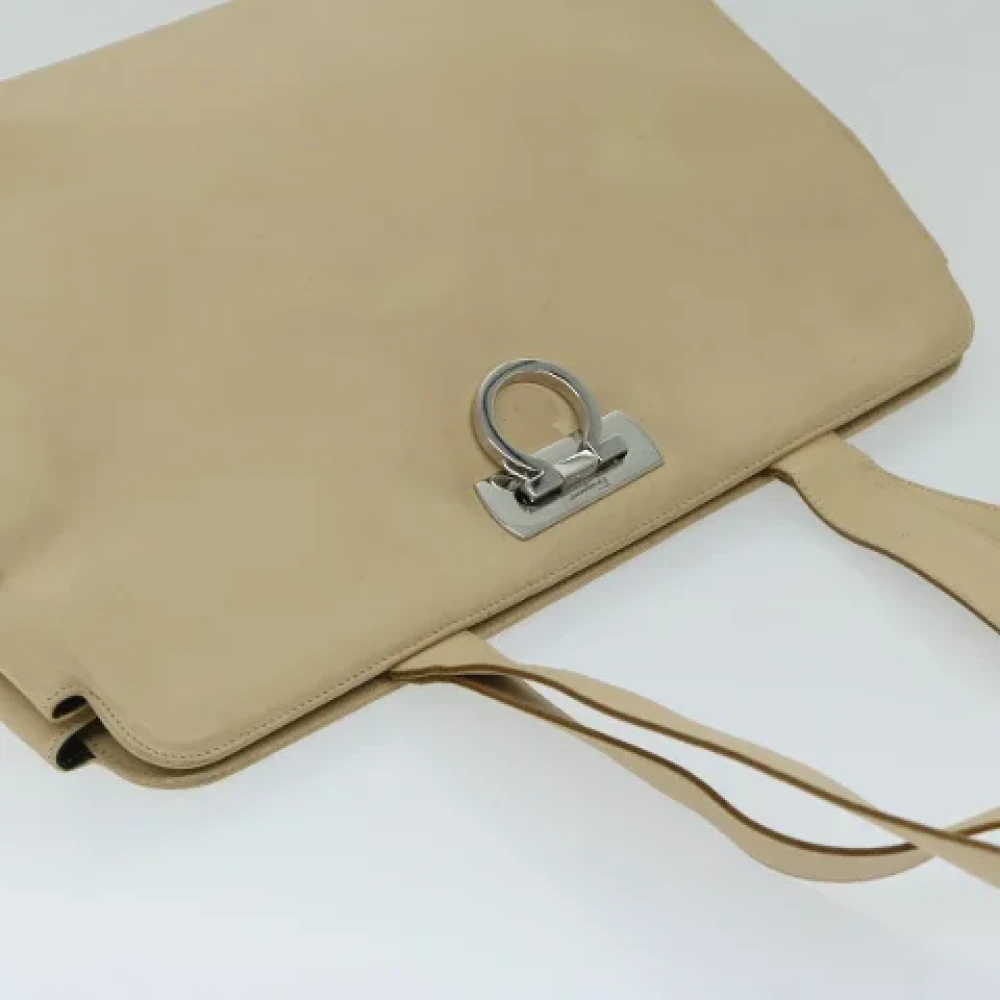 Salvatore Ferragamo Pre-owned Leather shoulder-bags Beige Dames