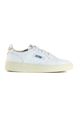 baskets-basses-blanches-avec-bout-perfore