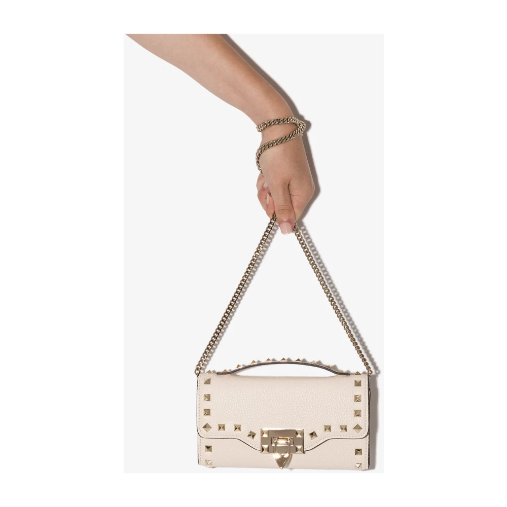 Valentino Garavani Gestudeerde Kettingportemonnee met Logodetail Beige Dames