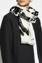 echarpe-a-bords-effiloches-avec-motif-ekd