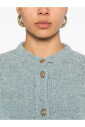 gebreid-vest-met-gouden-knopen