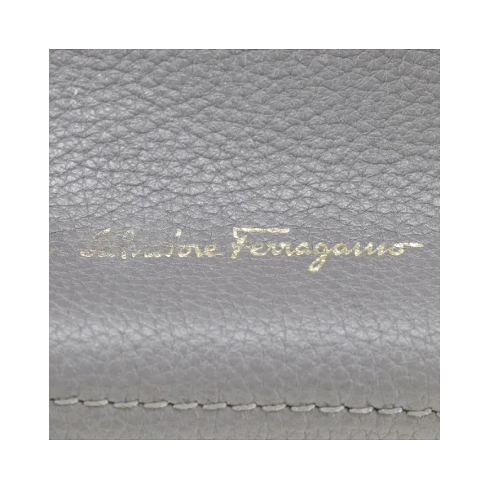 Salvatore Ferragamo Pre-owned Leather totes Gray Dames