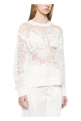 pull-gris-a-col-rond-avec-motif