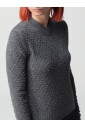 pull-noir-en-tricot-texture-a-col-en-v