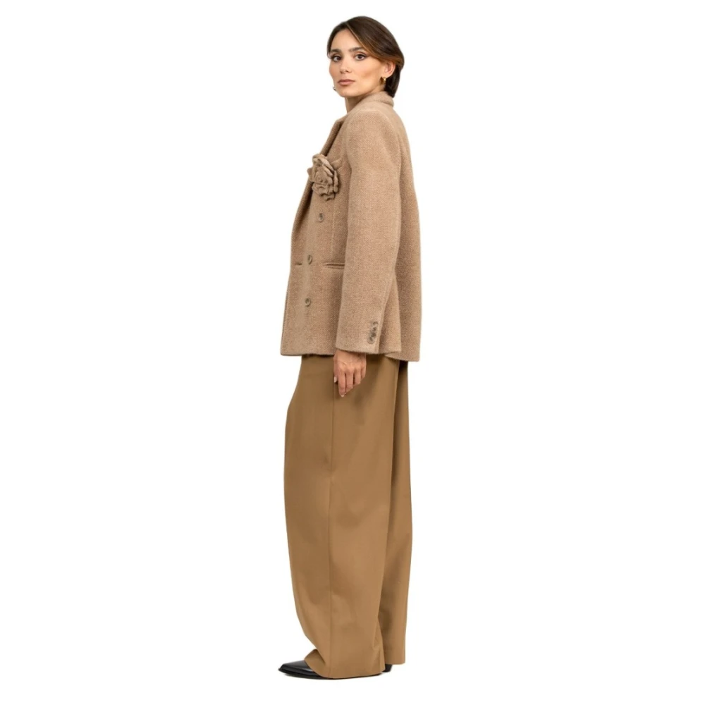 Giuseppe Di Morabito Beige Wol Double-Breasted Jas met Bloem Broche Beige Dames