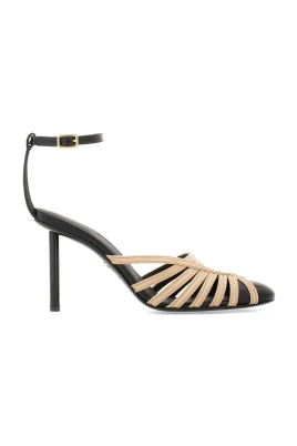 Pumps med spännen och spetsig tå