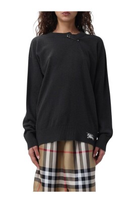pull-en-cachemire-noir-avec-detail-de-broche-de-securite
