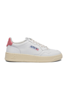 sneakers-blanches-avec-talon-metallique