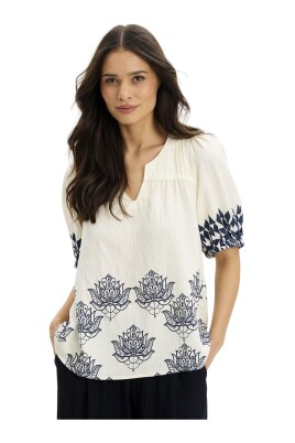 lotus-bluse-med-broderede-detaljer
