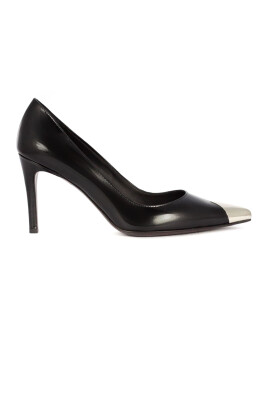 black-leather-pumps-with-metal-toe