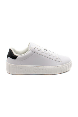 white-sneakers-for-men-and-women