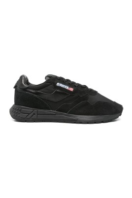 sneakers-noires-pour-un-look-elegant