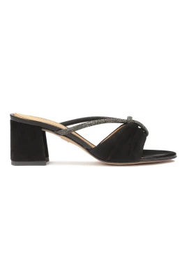 Eleganta mockamules med blanka accenter