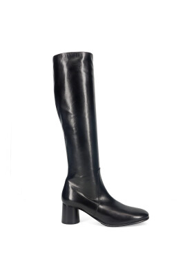 black-high-boots-with-zipper