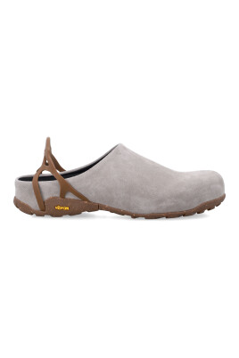 gray-closed-shoes-with-vibram-sole