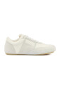 baskets-blanches-avec-motif-signature