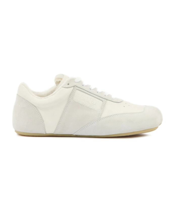 baskets-blanches-avec-motif-signature