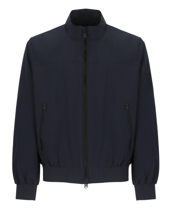 veste-bleue-impermeable-en-tissu-technique