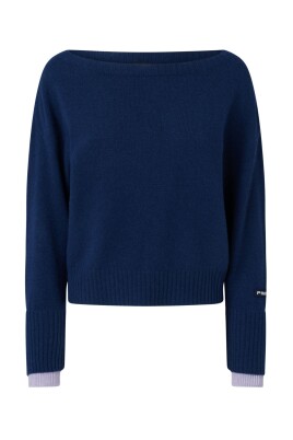 blue-sweater-straight-line-soft-yarn