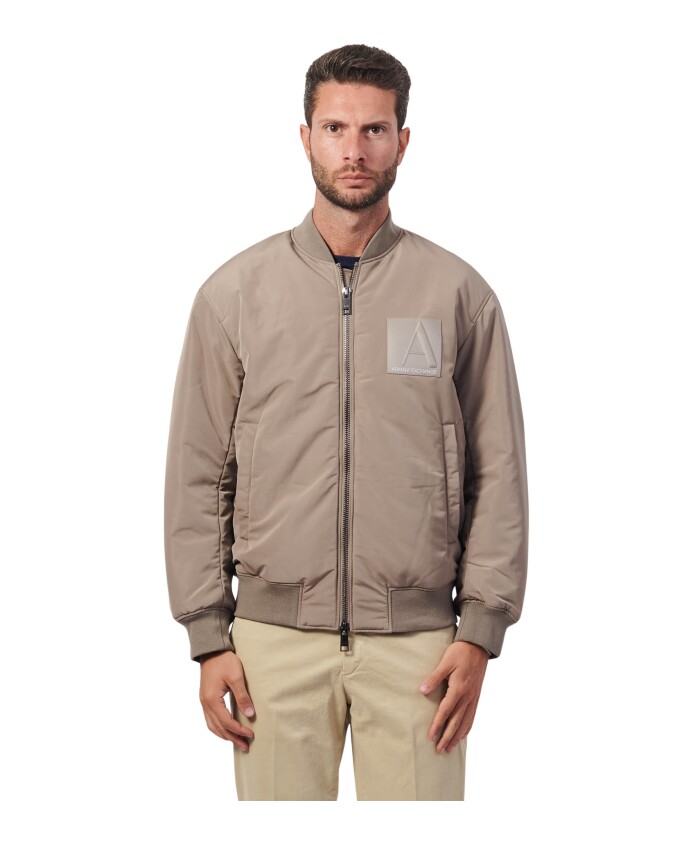 beige-jassen-met-logodetail