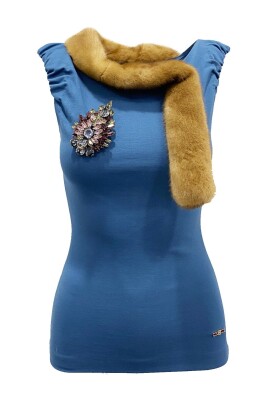top-sans-manches-a-col-en-vison-avec-broche-en-cristal