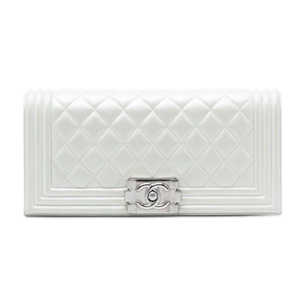 Chanel Vintage Women's White Pre-Owned Quilted Leather Wallet