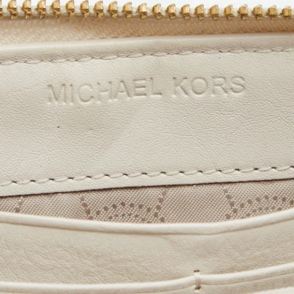 Michael Kors Pre-owned Canvas wallets Beige Dames