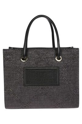 sac-en-raphia-pour-un-look-elegant
